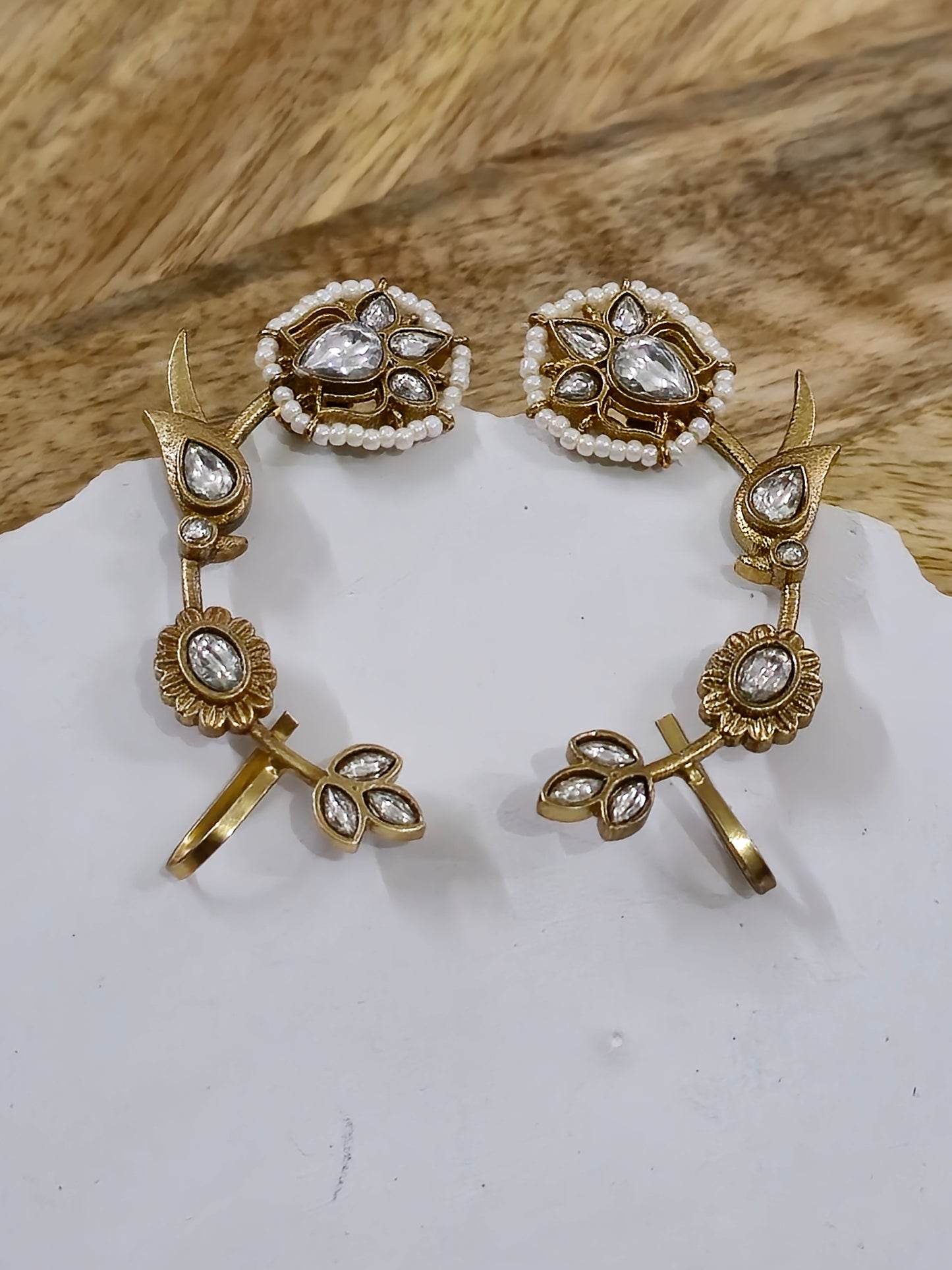 Traditional ear cuff - White